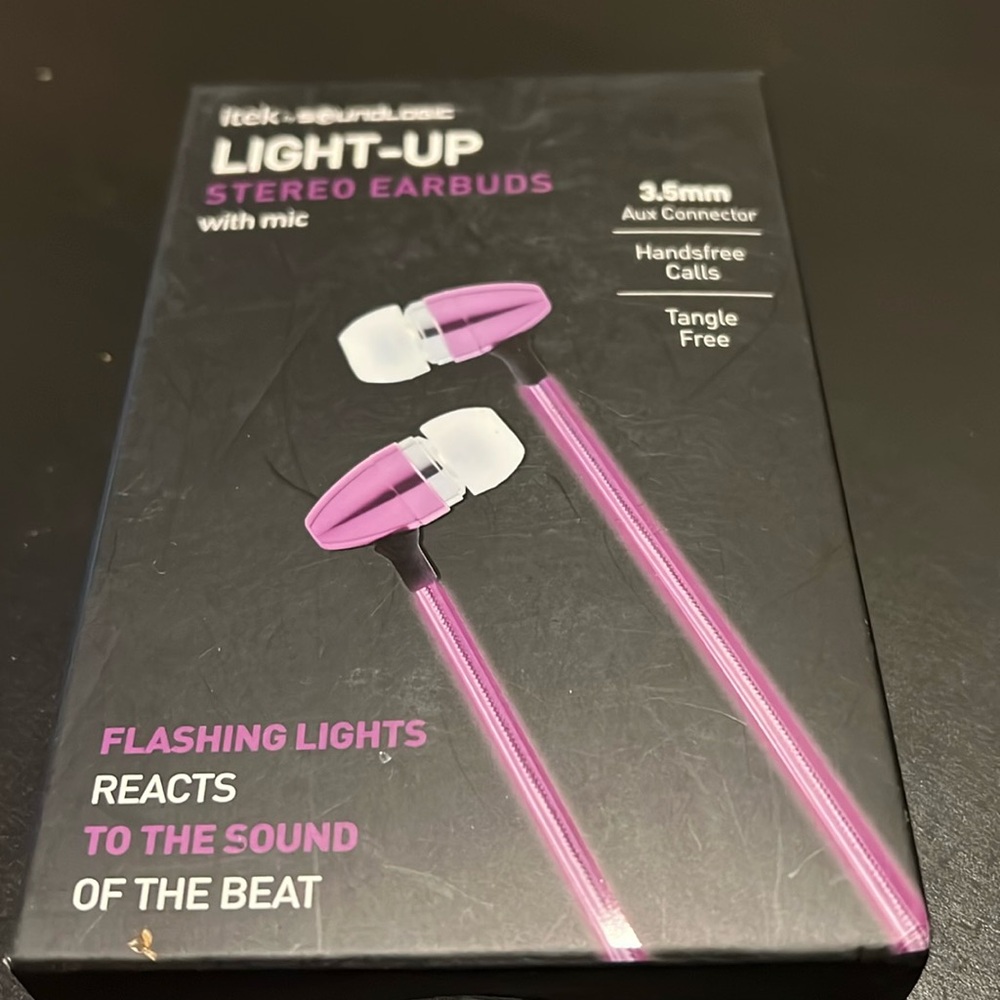 NWT light up stereo earbuds with mic flashes to the sound of the beat